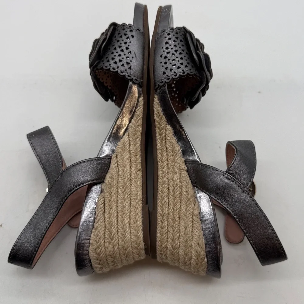 Taryn Rose Henriette Gunmetal Silver Leather Rosette Espadrille Wedge Sandals 7B